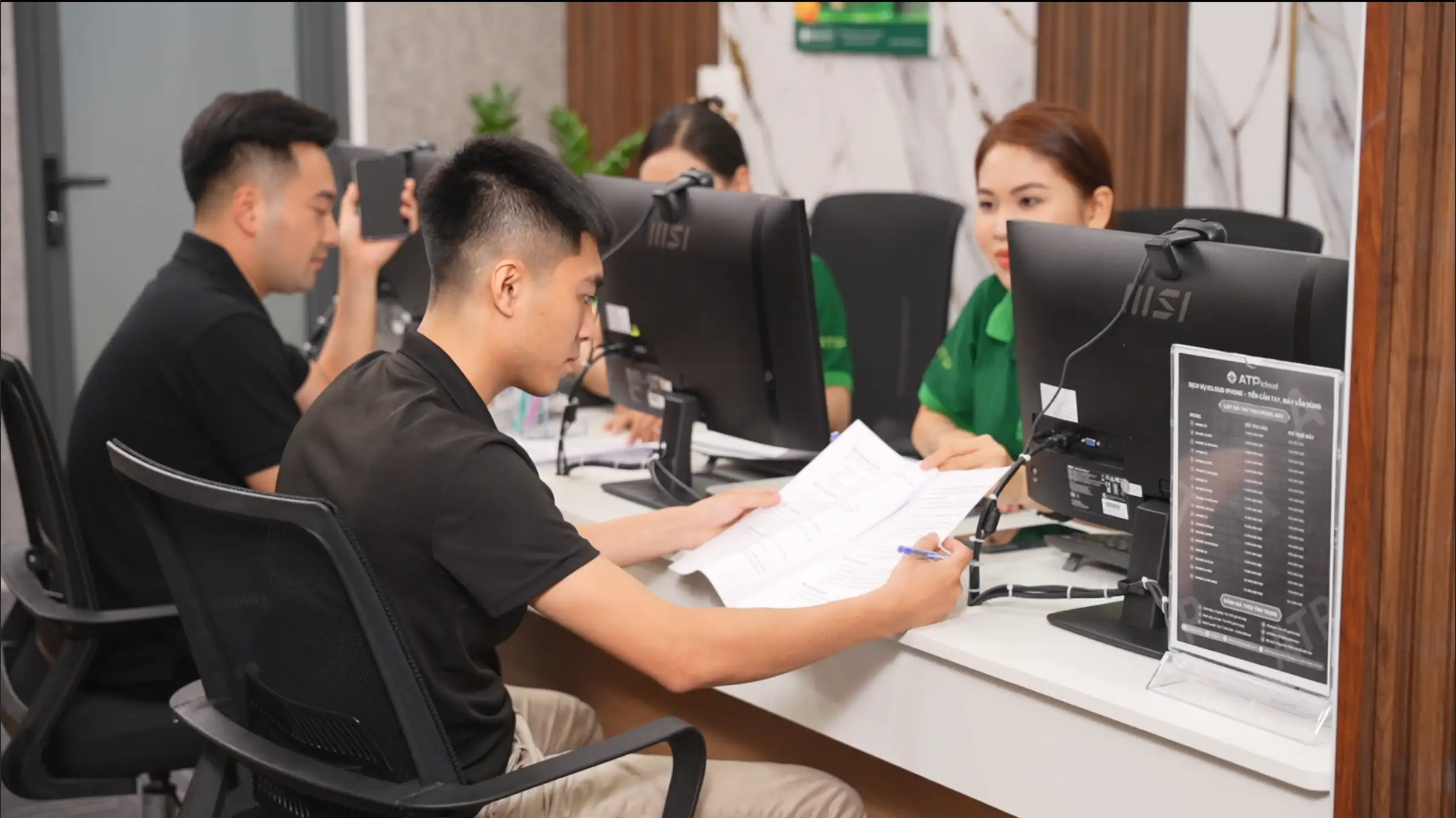 Người thân mượn iPhone đi vay tiền qua iCloud