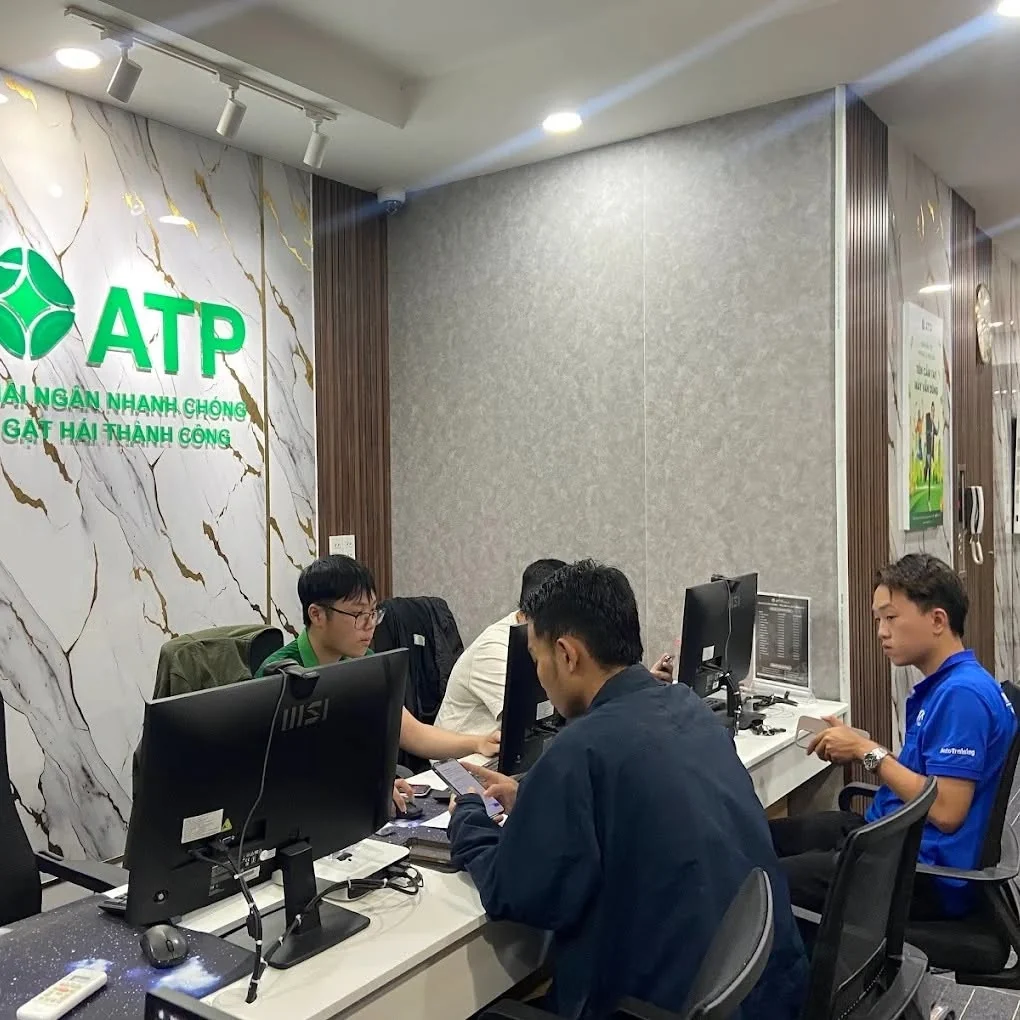 Nhân viên An Tín Phát trình bày bảng thanh toán và tổng chi phí cho khách