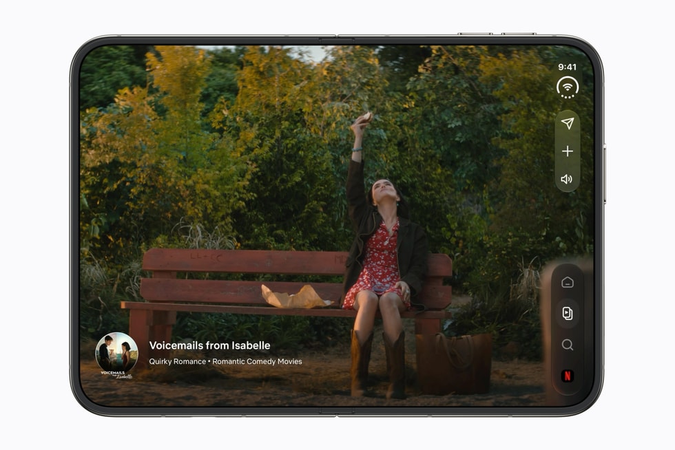 iPhone Duo mở màn hình lớn để xem nội dung giải trí