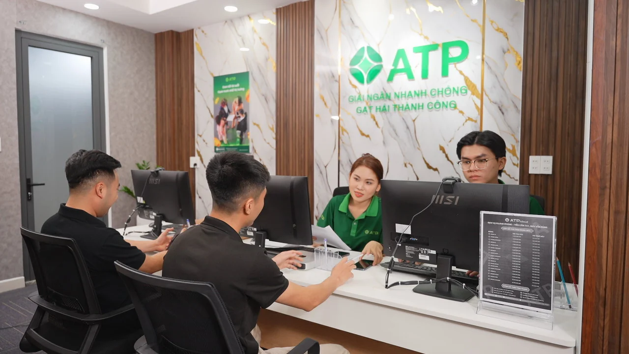 Nhân viên An Tín Phát hướng dẫn khách đọc các điều khoản hợp đồng