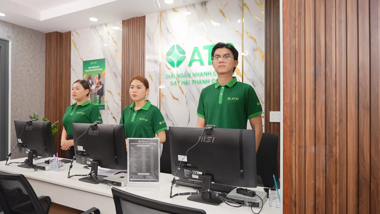 Đội ngũ An Tín Phát tại khu vực tư vấn hợp đồng cho khách hàng