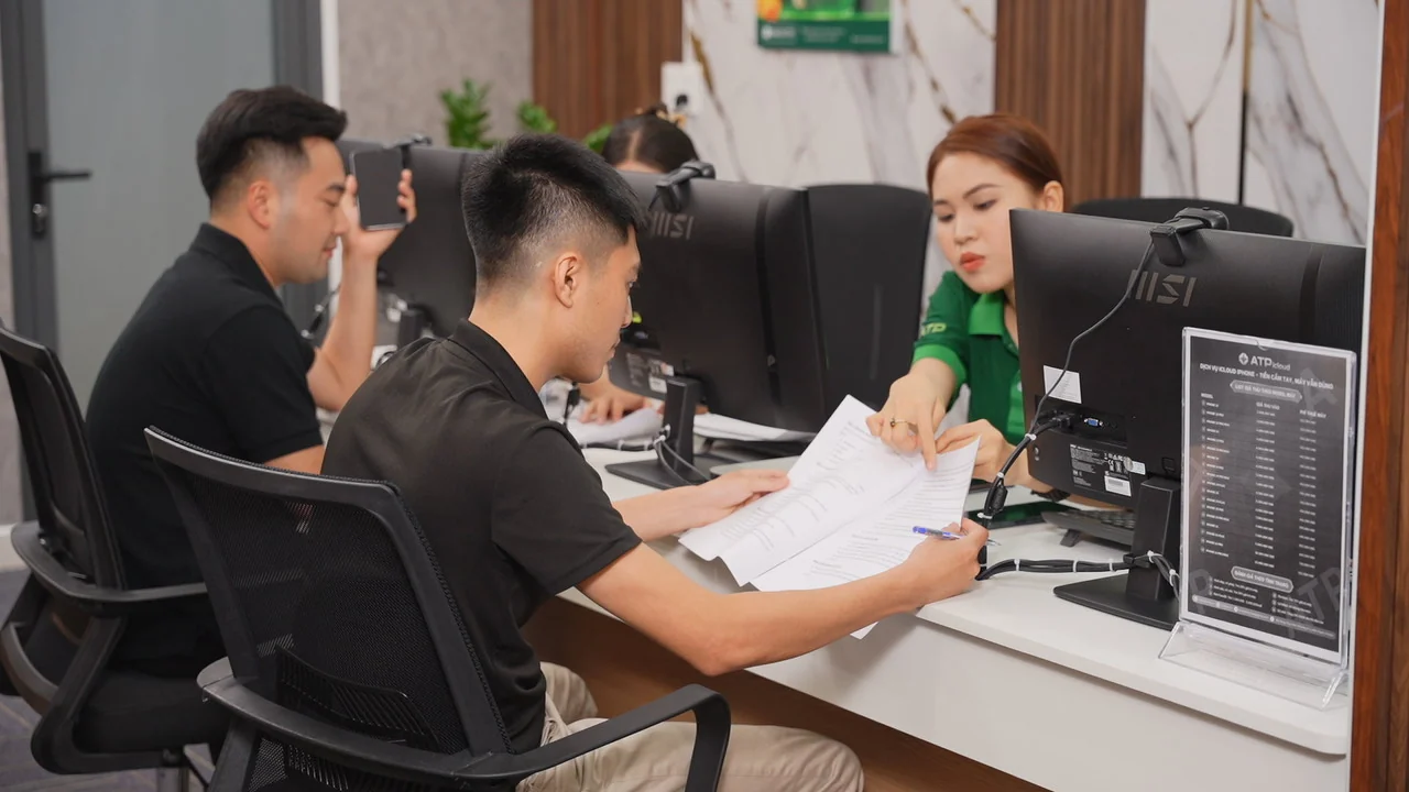Tư vấn tình trạng pin, màn hình và Face ID cho khách hàng tại An Tín Phát