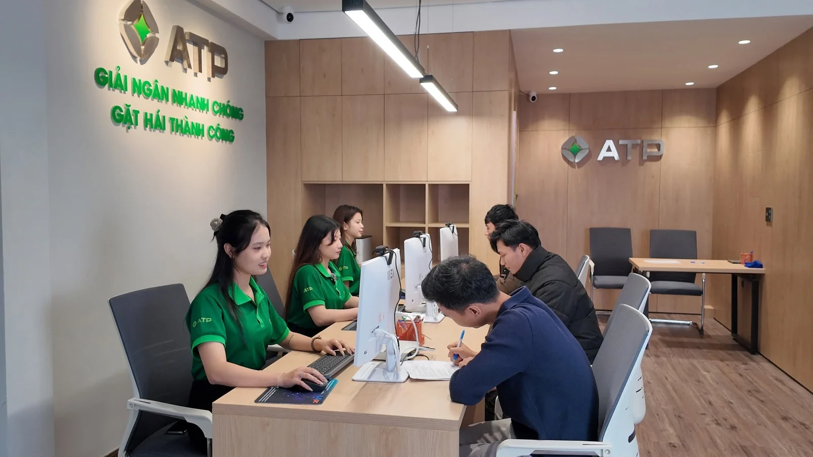 Nhân viên An Tín Phát xác nhận số tiền tất toán với khách hàng