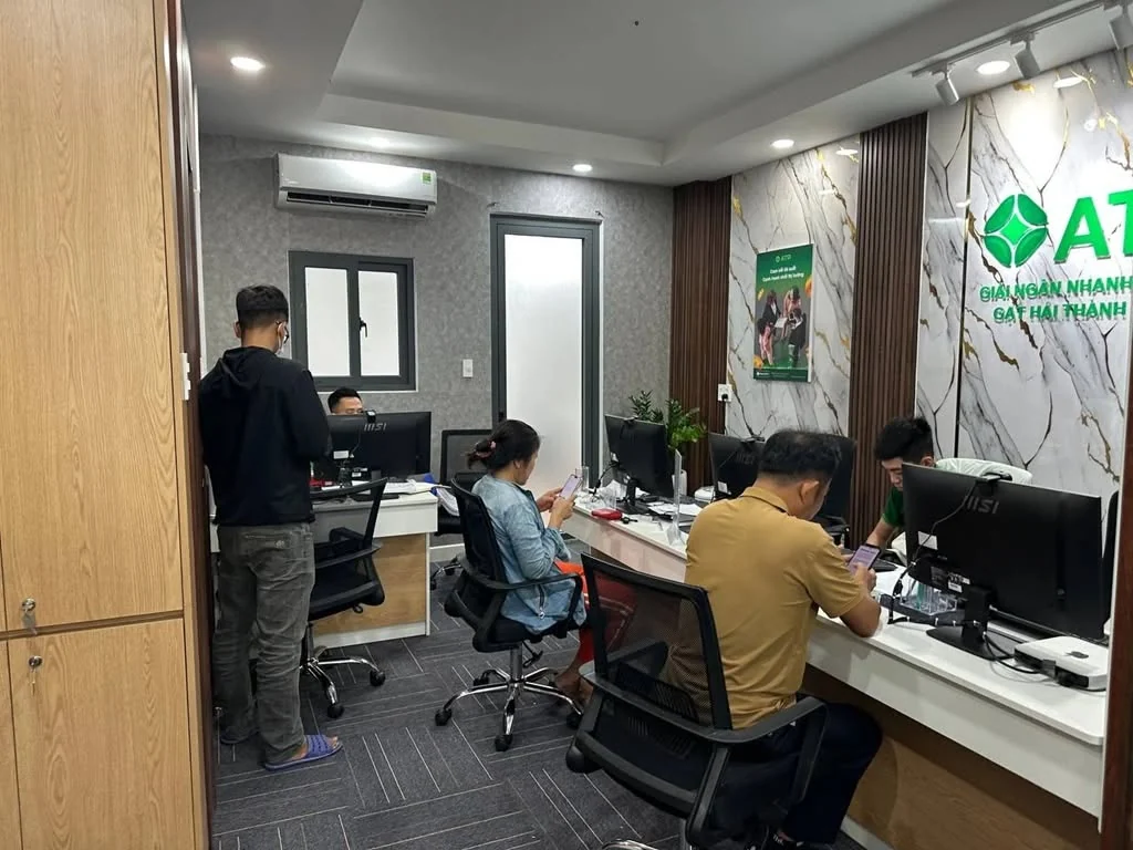 Nhân viên An Tín Phát kiểm tra thông tin iPhone trước khi tư vấn mức hỗ trợ