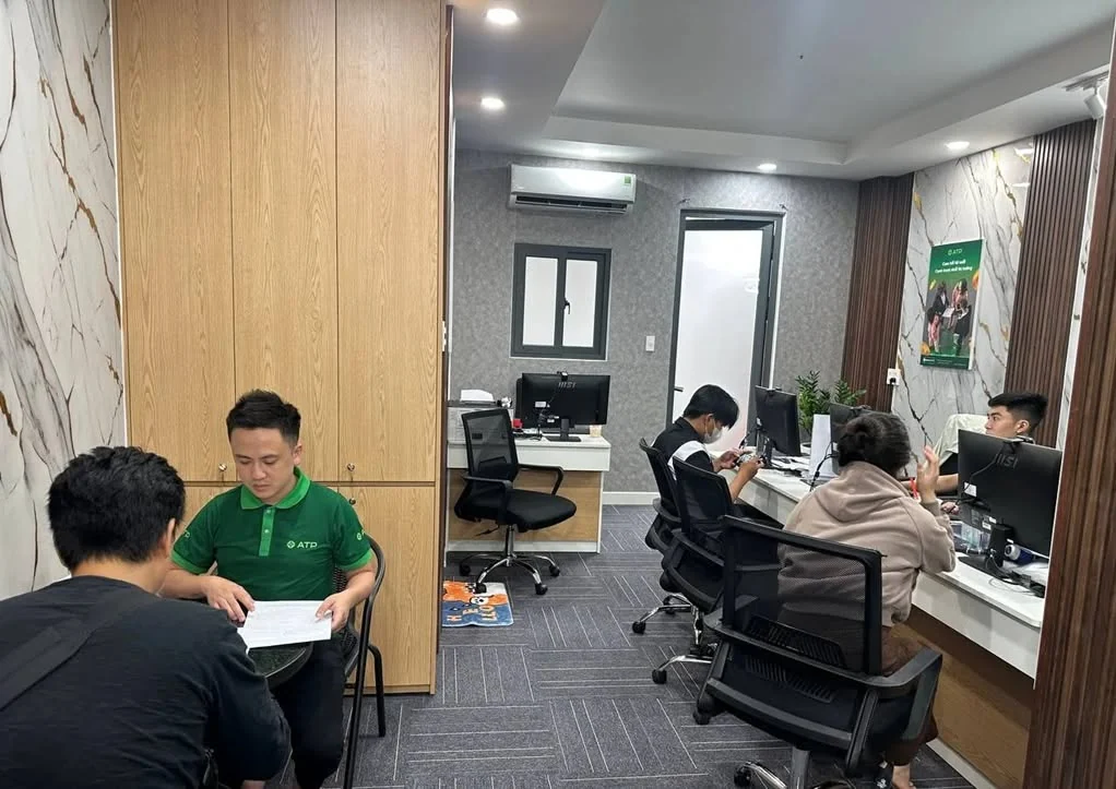 Khách hàng trao đổi tình trạng thiết bị tại quầy An Tín Phát