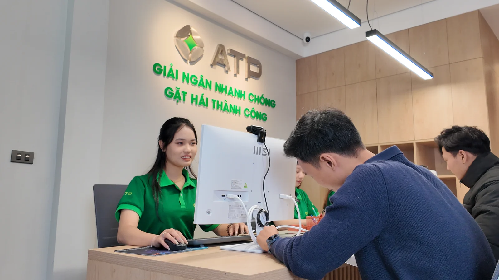 Nhân viên An Tín Phát tiếp nhận thông tin hồ sơ qua hệ thống tại văn phòng